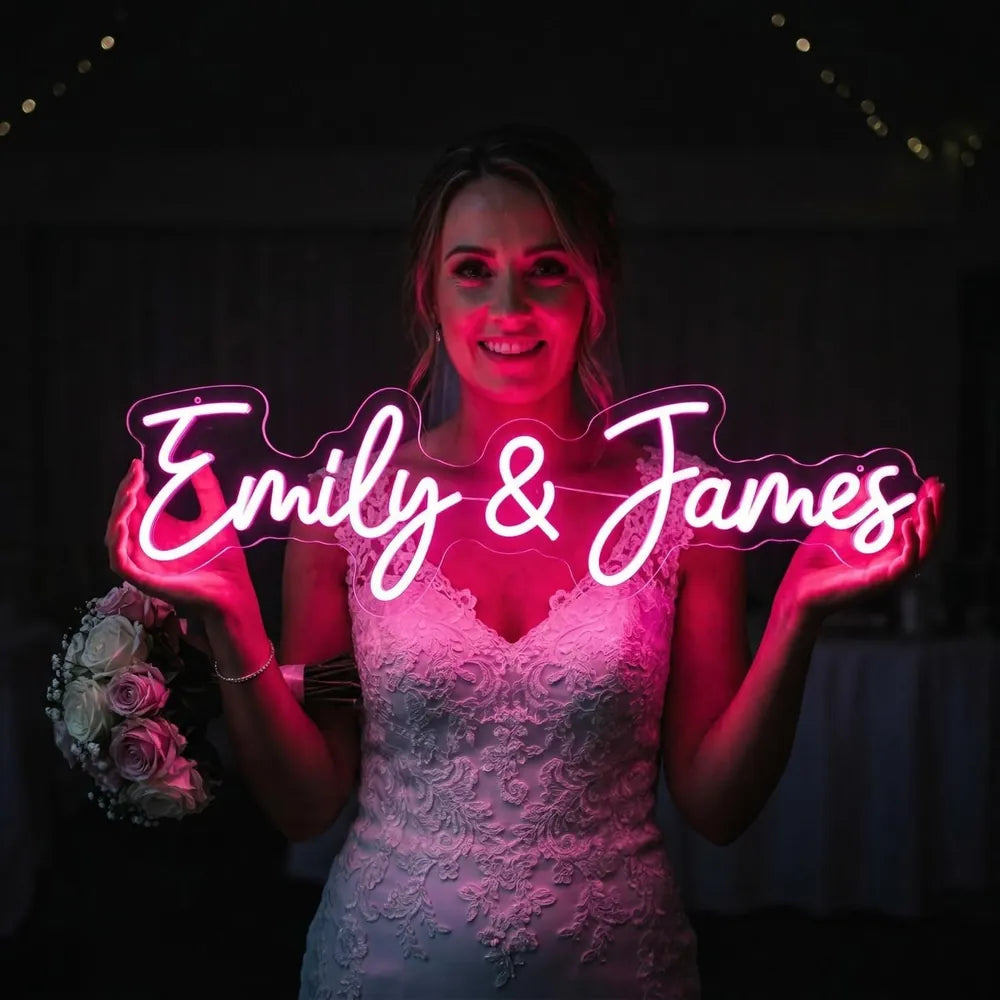 Neonschild mit den Namen Emily und James als Hochzeitsgeschenk