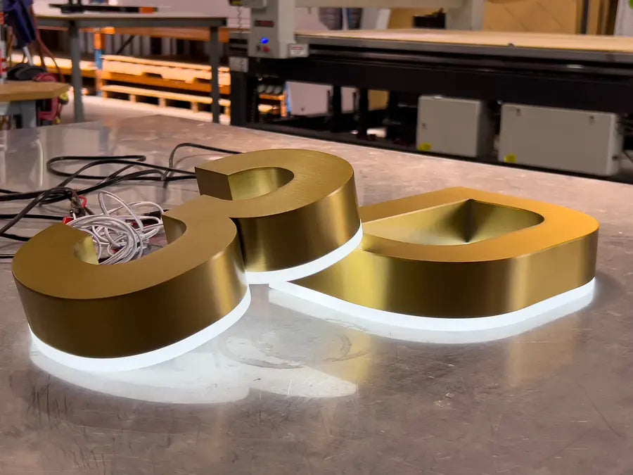Beleuchtete Metallbuchstaben mit Halo-Effekt