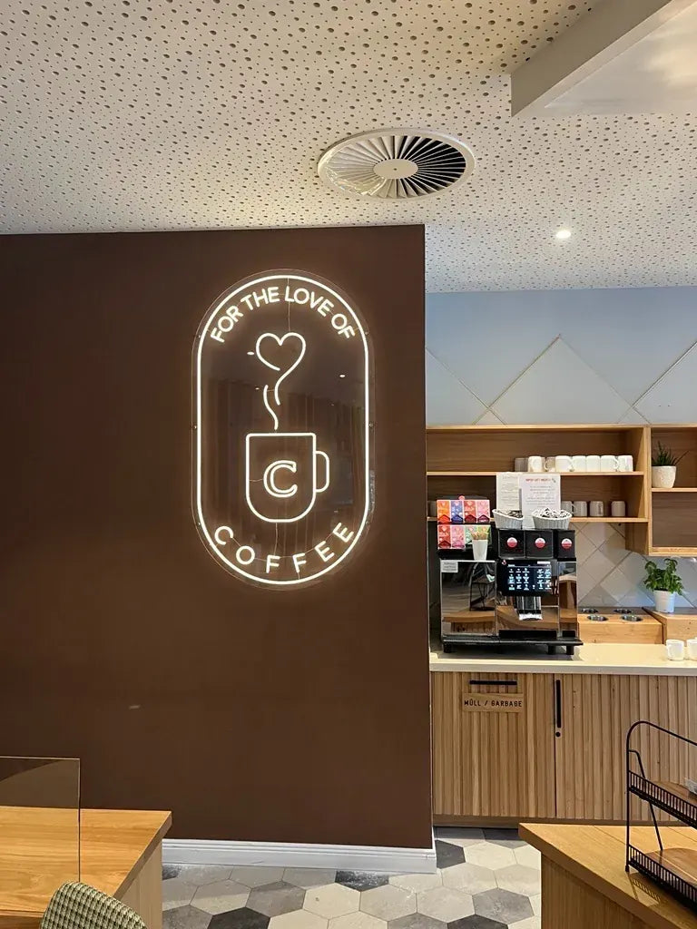 Neonschild Coffee Love im Café